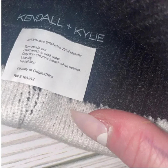 NWT KENDALL + KLYIE LOGO BAND FOLD OVER KNIT BEANIE WHITE/BLACK O/S - Picture 4 of 7